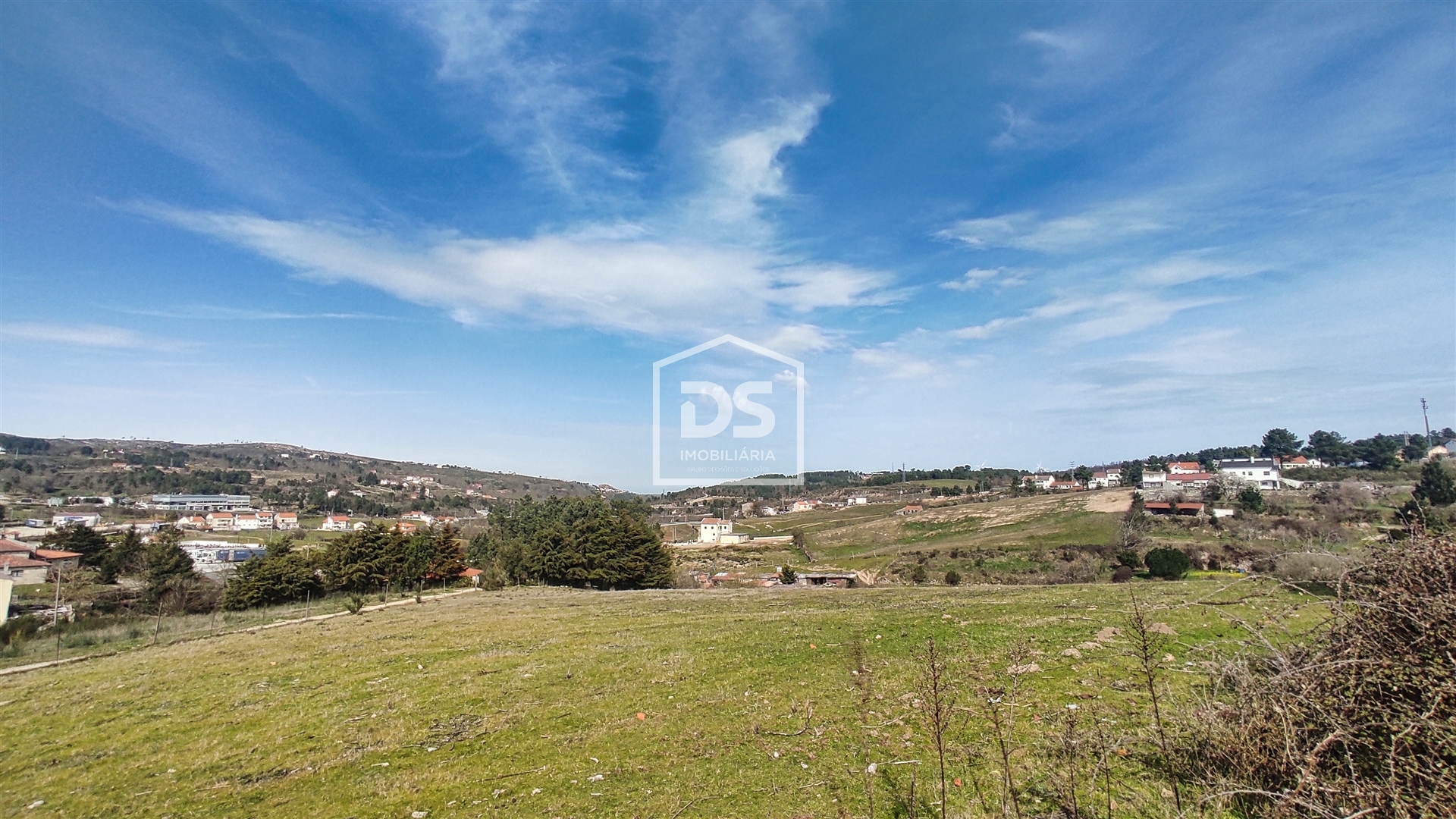 Moradia T2 para Recuperar na Guarda | Casa em Pedra com Terreno