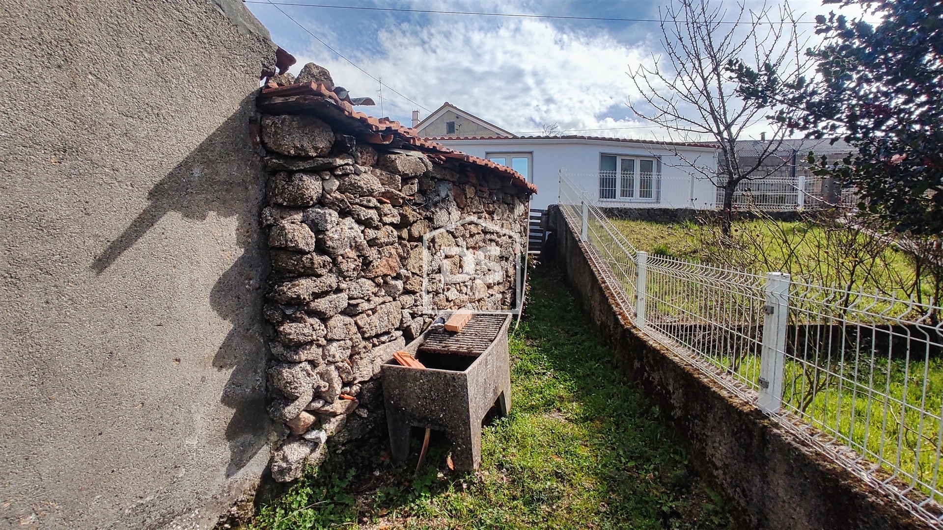 Moradia T2 para Recuperar na Guarda | Casa em Pedra com Terreno